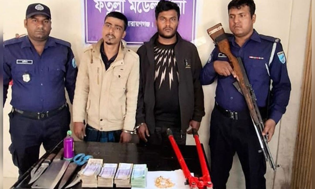 ফতুল্লায় ডাকাতির প্রস্তুতিকালে নগদ অর্থ ও স্বর্ণসহ গ্রেপ্তার ২