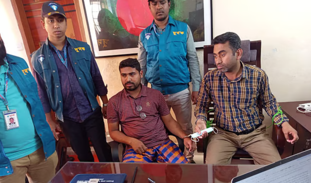ফেনীতে লাখ টাকার ঘুষসহ প্রকল্প কর্মকর্তা আটক ফেনীতে লাখ টাকার ঘুষসহ প্রকল্প কর্মকর্তা আটক