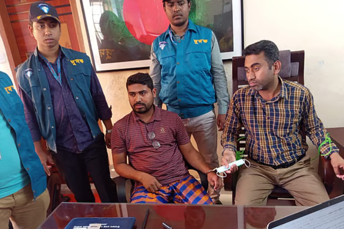 ফেনীতে লাখ টাকার ঘুষসহ প্রকল্প কর্মকর্তা আটক