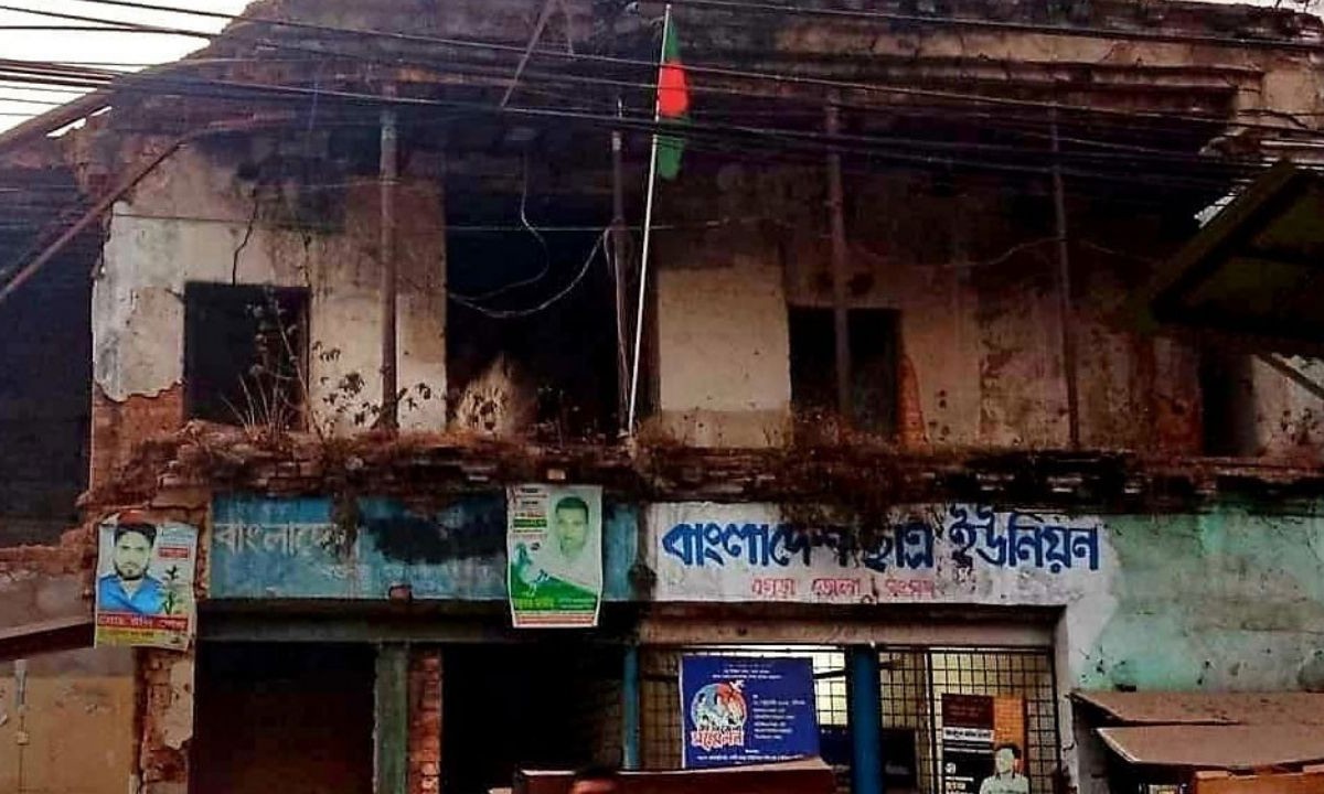 বগুড়ায় আওয়ামী লীগ কার্যালয়ে পতাকা উত্তোলন নিয়ে চাঞ্চল্য