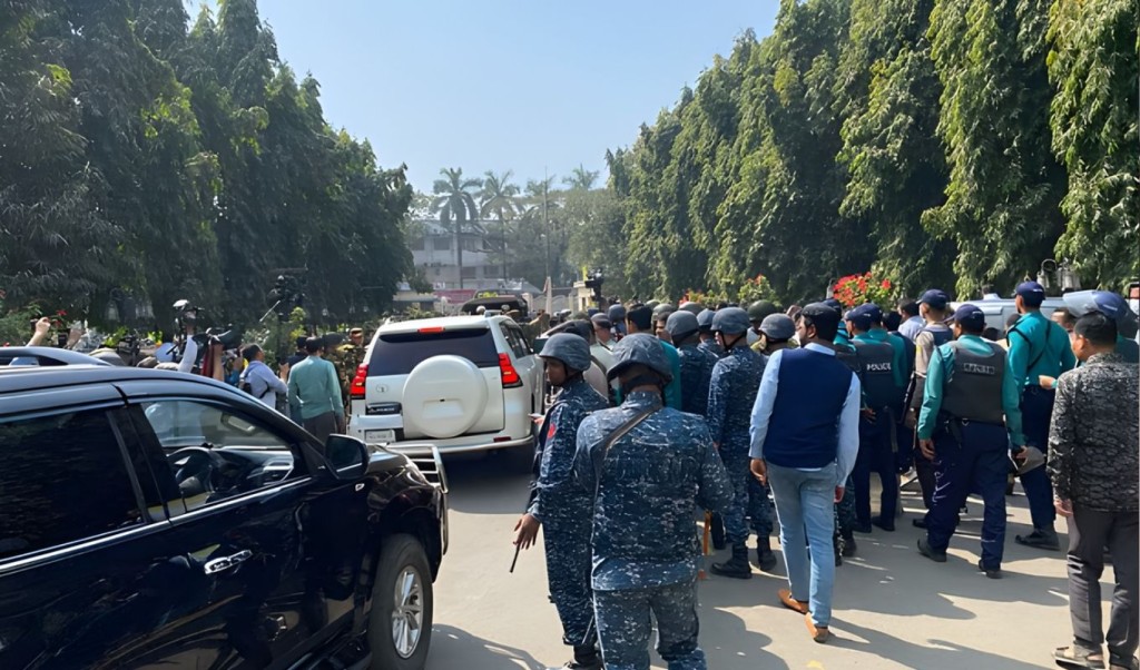 বন্দরে বিক্ষুব্ধ শ্রমিকদের সঙ্গে উপদেষ্টার সংলাপ বন্দরে বিক্ষুব্ধ শ্রমিকদের সঙ্গে উপদেষ্টার সংলাপ