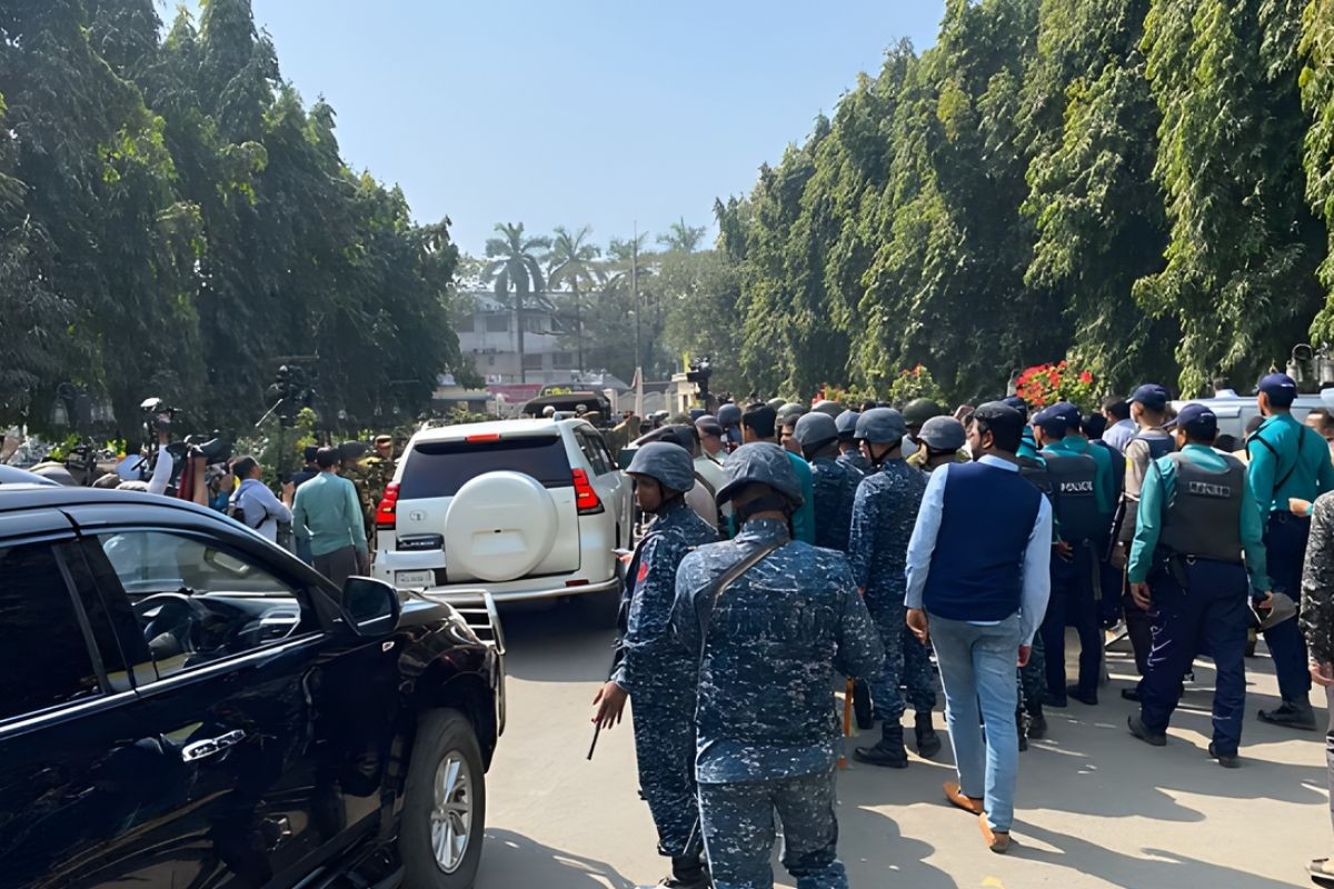 বন্দরে বিক্ষুব্ধ শ্রমিকদের সঙ্গে উপদেষ্টার সংলাপ