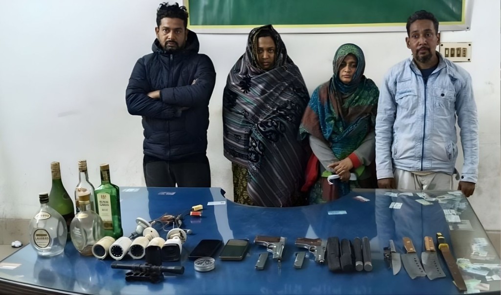 বিদেশি অস্ত্রসহ একই পরিবারের চারজন আটক বিদেশি অস্ত্রসহ একই পরিবারের চারজন আটক