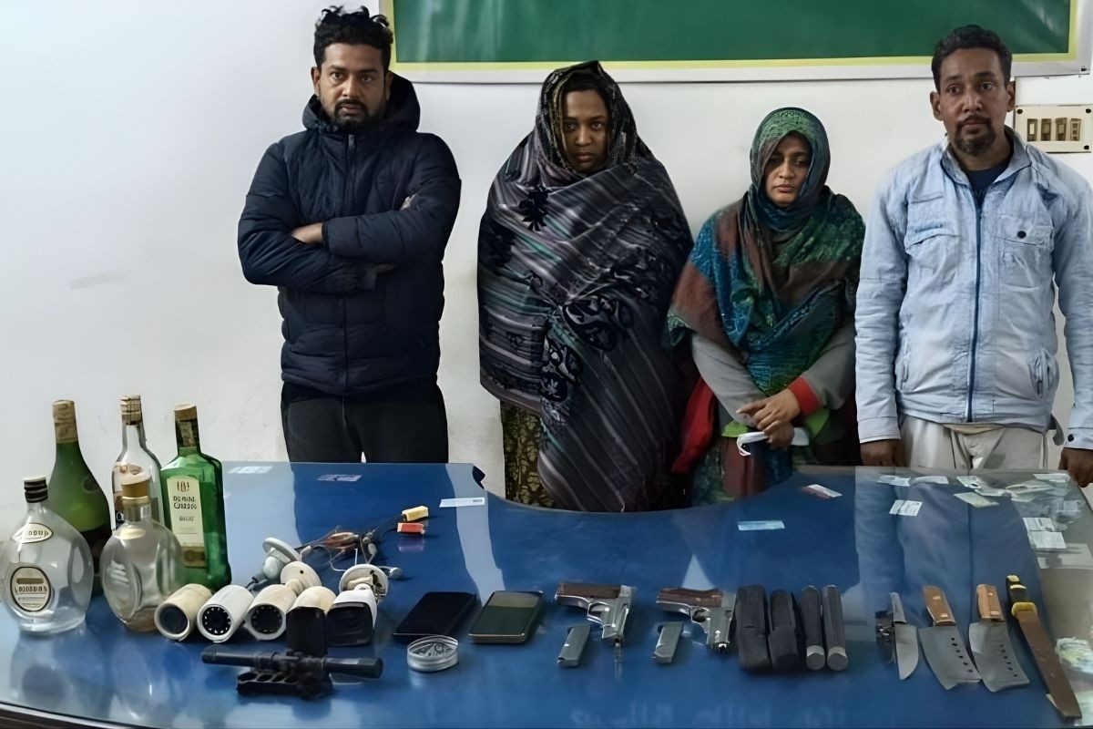 বিদেশি অস্ত্রসহ একই পরিবারের চারজন আটক