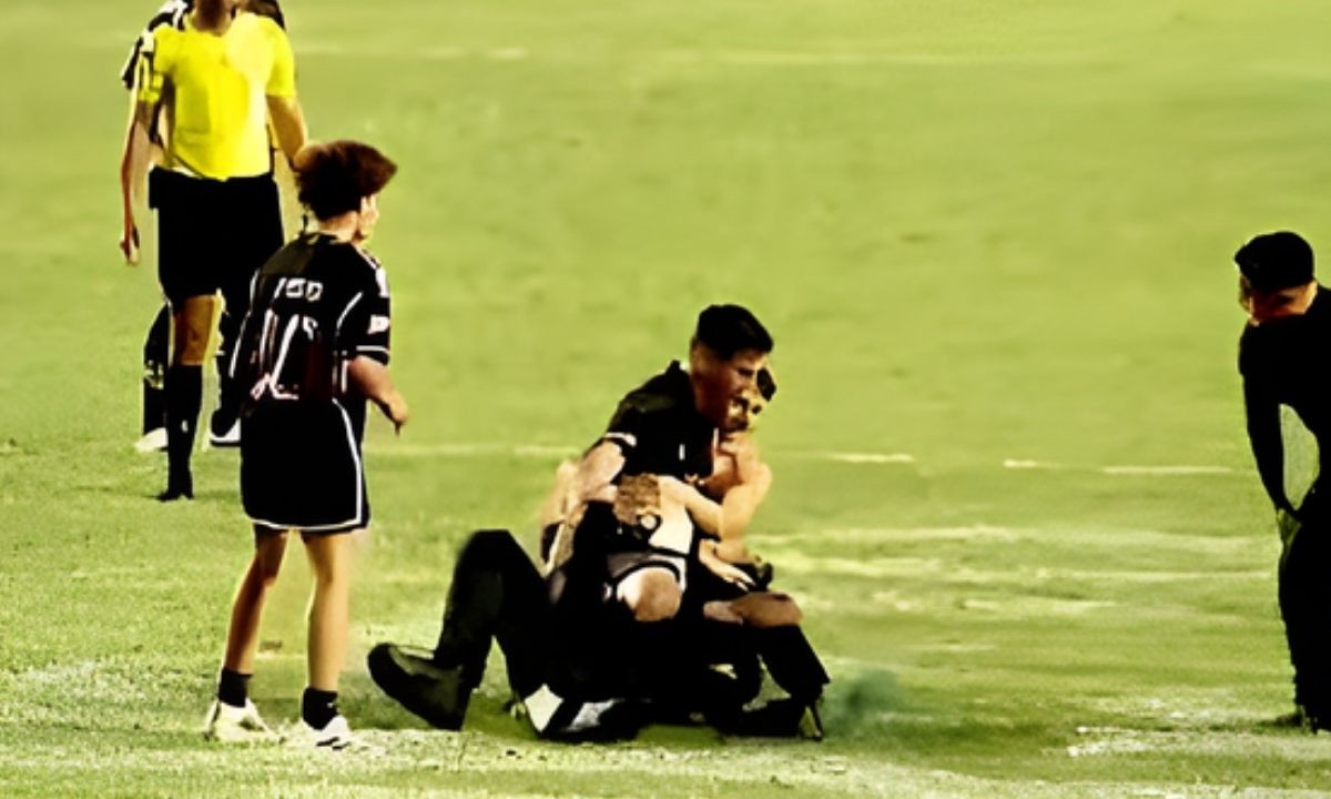 ভক্তের ভালোবাসায় মাঠেই লুটিয়ে পড়লেন মহাতারকা লিওনেল মেসি