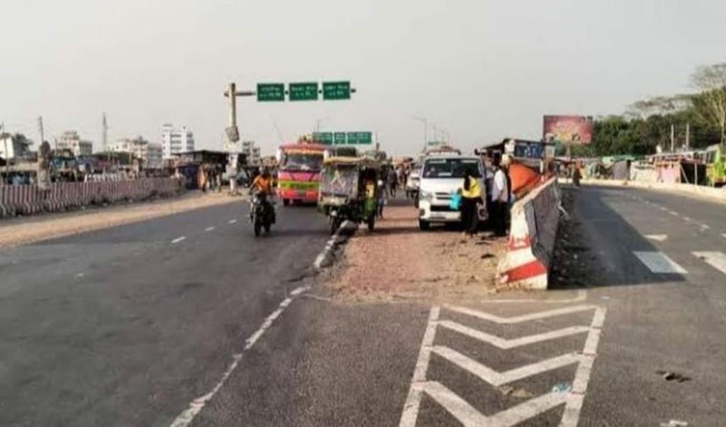 ভাঙ্গা এক্সপ্রেসওয়ের পাশে নারীর মরদেহ