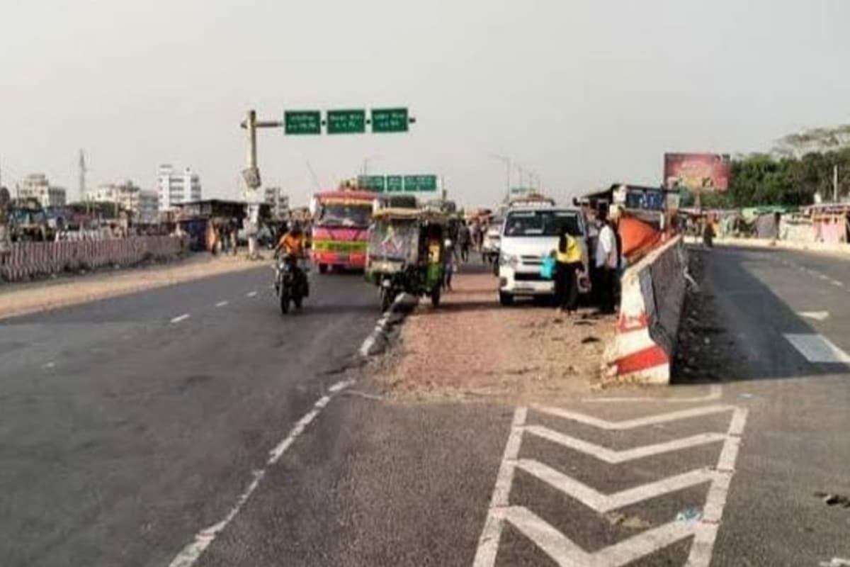 ভাঙ্গা এক্সপ্রেসওয়ের পাশে নারীর মরদেহ