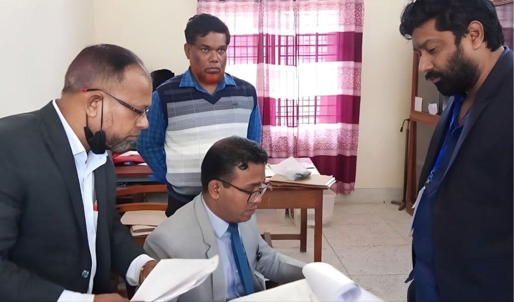 ভোটকক্ষে অর্থ বিতরণে ধরা, বিএনপি প্রার্থীর এজেন্টকে জরিমানা