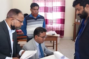 ভোটকক্ষে অর্থ বিতরণে ধরা, বিএনপি প্রার্থীর এজেন্টকে জরিমানা