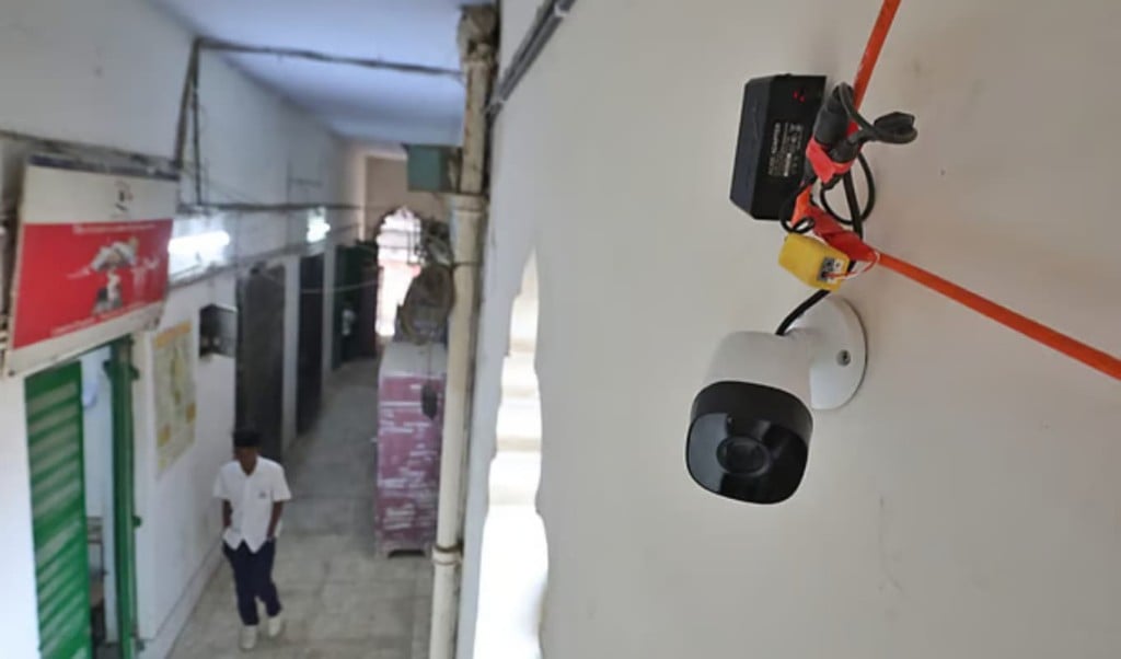 ভোটকেন্দ্রে মুঠোফোন প্রবেশ নিষিদ্ধ ঘোষণা