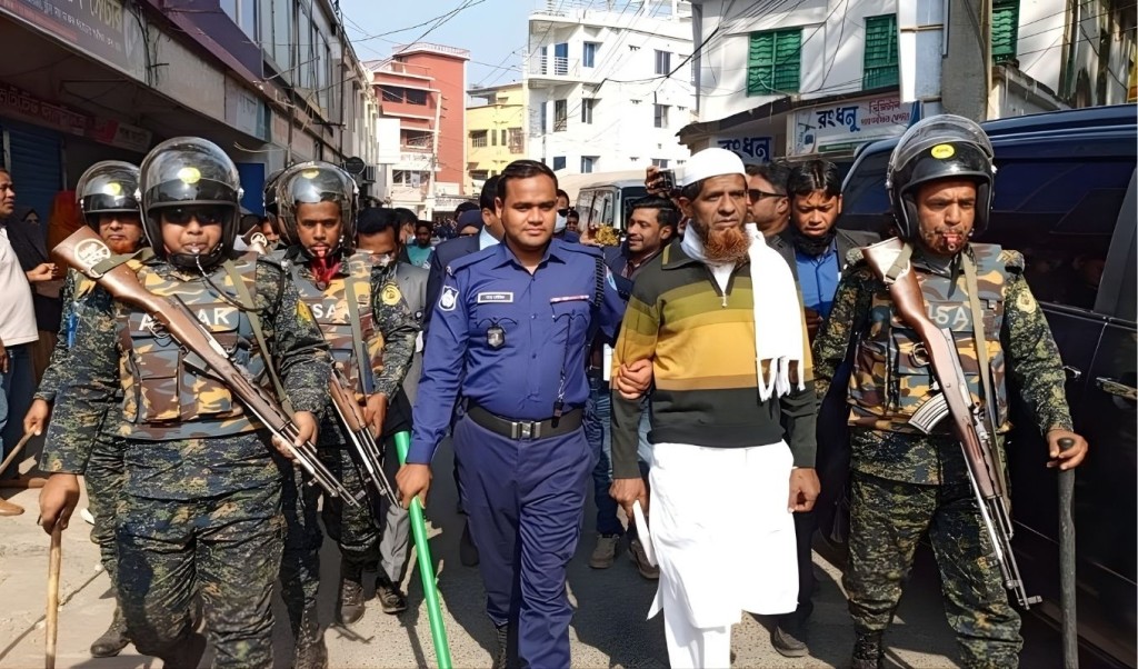 ভোটকেন্দ্রের সামনে ৭৯ হাজার টাকাসহ জামায়াত নেতা আটক