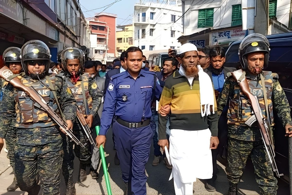 ভোটকেন্দ্রের সামনে ৭৯ হাজার টাকাসহ জামায়াত নেতা আটক