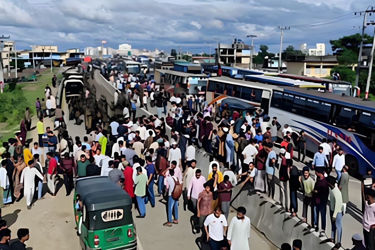 ভোটের উৎসবে অংশ নিতে ভোটাররা বাড়ি ফিরছেন