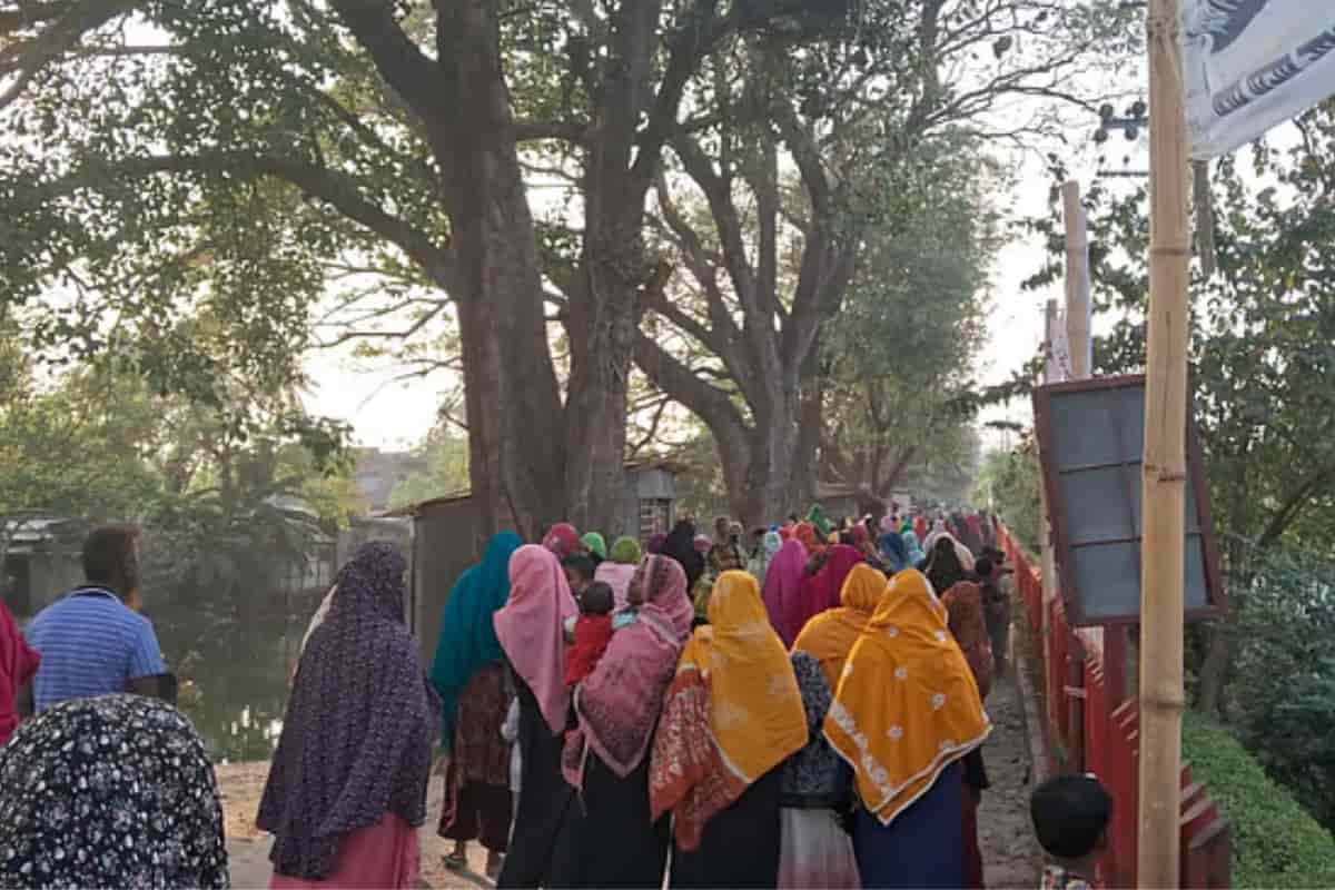 ভোটের জন্য মিছিলে ৫০ টাকা ভাড়া
