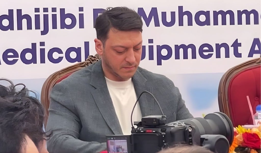 মেসুত ওজিল ঢাকায় টীকা উদ্বোধন ও রোহিঙ্গা সফর মেসুত ওজিল ঢাকায়: টীকা উদ্বোধন ও রোহিঙ্গা সফর