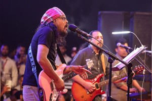 রাত পৌনে বারোটায় ‘বাংলাদেশ’ জেমসে মাতল মানিক মিয়া