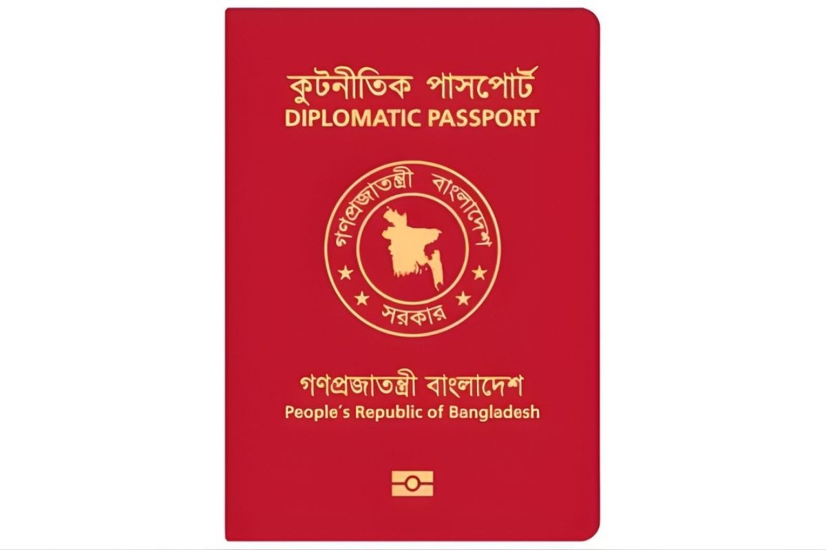 লাল পাসপোর্ট জমা দিয়েছেন ১৩ জন উপদেষ্টা