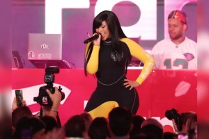 লাস ভেগাসে কনসার্টে স্টেজ থেকে পড়ে গেলেন কার্ডি বি