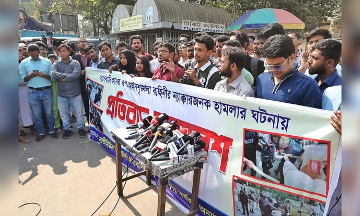 শাহবাগে সাংবাদিকদের ওপর হামলা: পুলিশি বর্বরতার বিচার দাবি