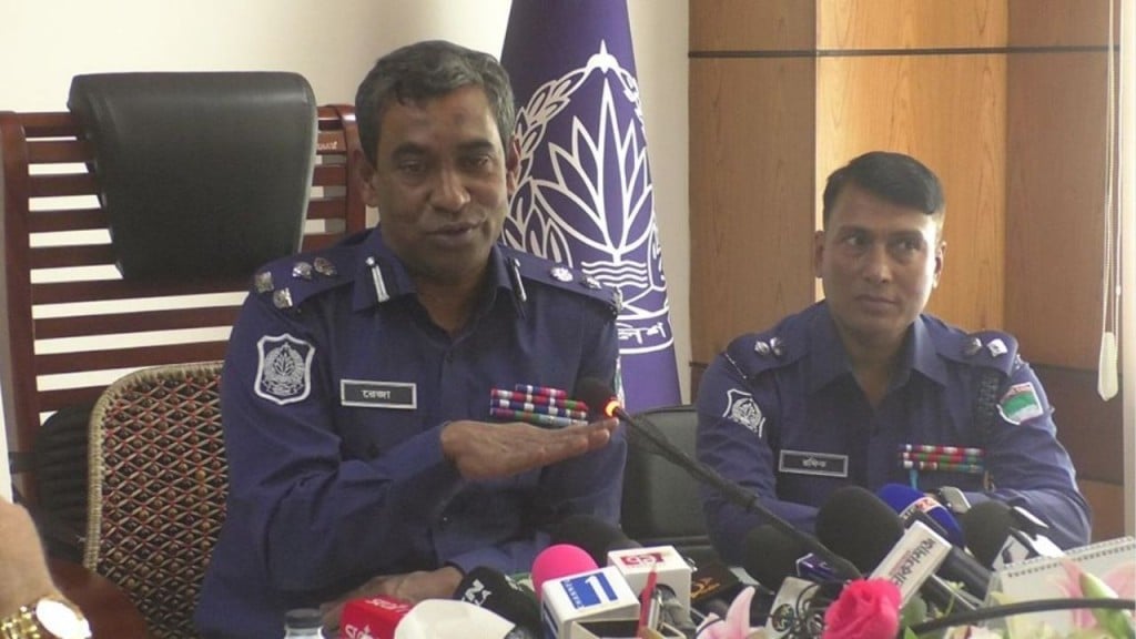 সংসদ নির্বাচনে পুলিশের মারণাস্ত্র বর্জন ও কঠোর নিরাপত্তা সতর্কতা সংসদ নির্বাচনে পুলিশের মারণাস্ত্র বর্জন ও কঠোর নিরাপত্তা সতর্কতা