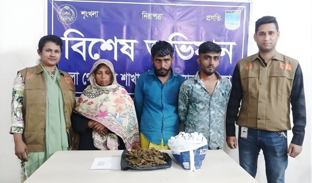 সাভারে বিপুল পরিমাণ মাদকসহ তিনজন গ্রেপ্তার সাভারে বিপুল পরিমাণ মাদকসহ তিনজন গ্রেপ্তার