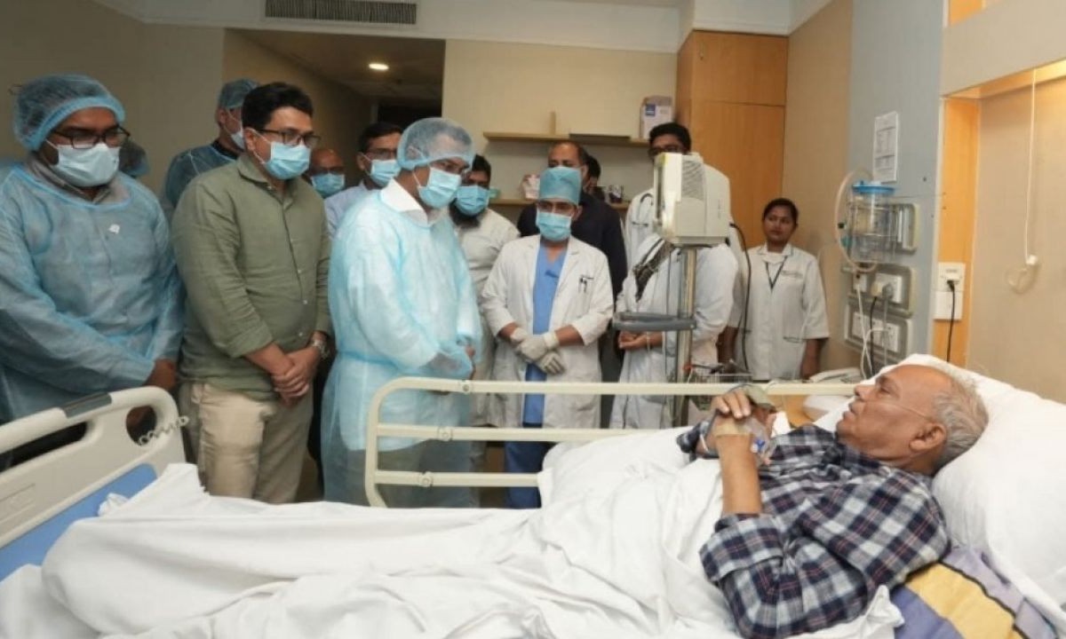হাসপাতালে চিকিৎসাধীন রিজভীর শয্যাপাশে বিএনপি নেতা তারেক রহমান