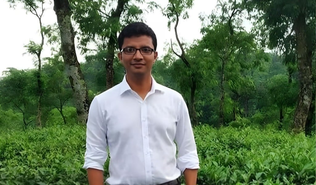 হাসপাতালের বাইরে রাজস্ব কর্মকর্তার মৃতদেহ ফেলে পালাল দুর্বৃত্তরা