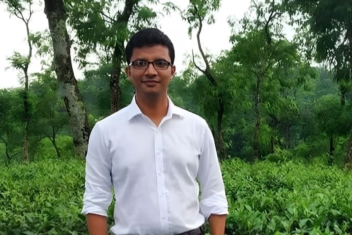 হাসপাতালের বাইরে রাজস্ব কর্মকর্তার মৃতদেহ ফেলে পালাল দুর্বৃত্তরা