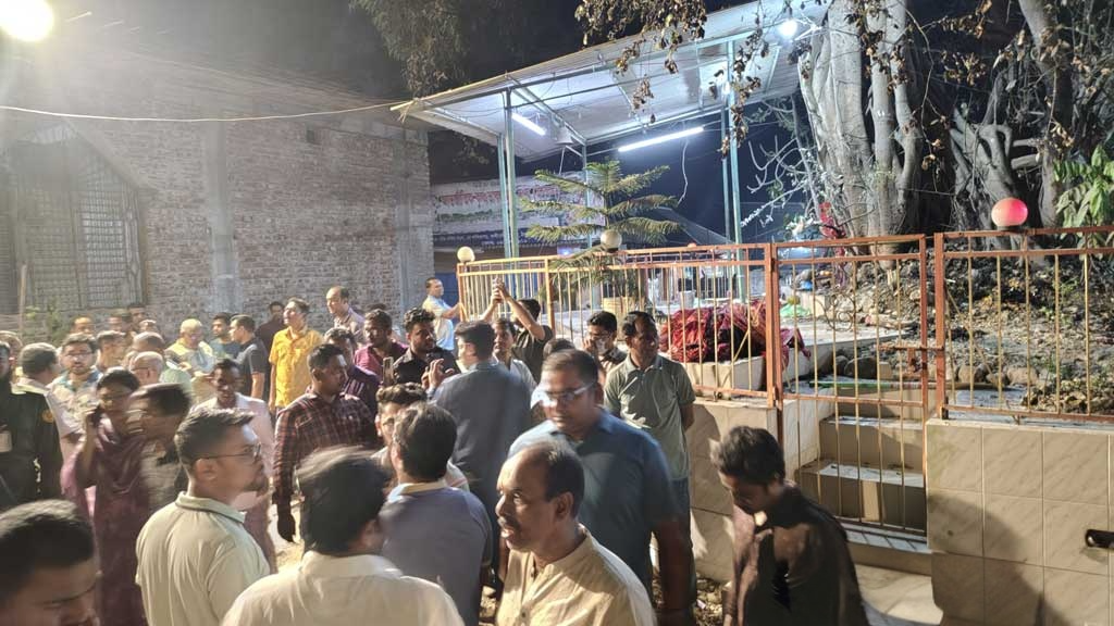 কুমিল্লায় মন্দির ও মসজিদে হামলা: আহত ৩