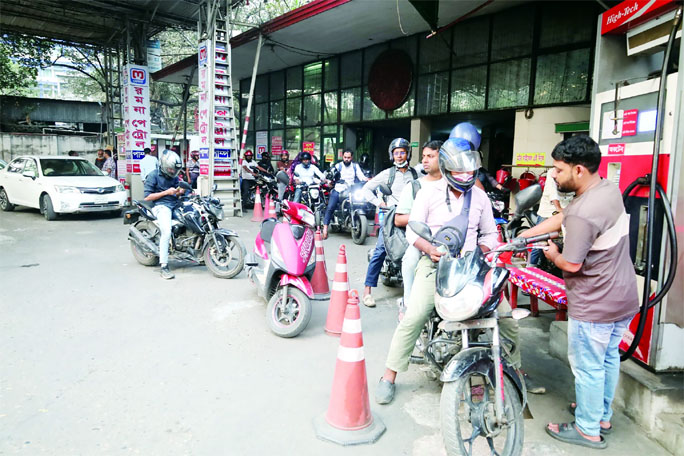 গুজবে জ্বালানি তেল কিনতে সারাদেশে হুড়োহুড়ি