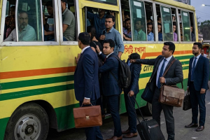 ব্যক্তিগত গাড়ি নয়, গণপরিবহনে ব্যাংকারদের যাতায়াত