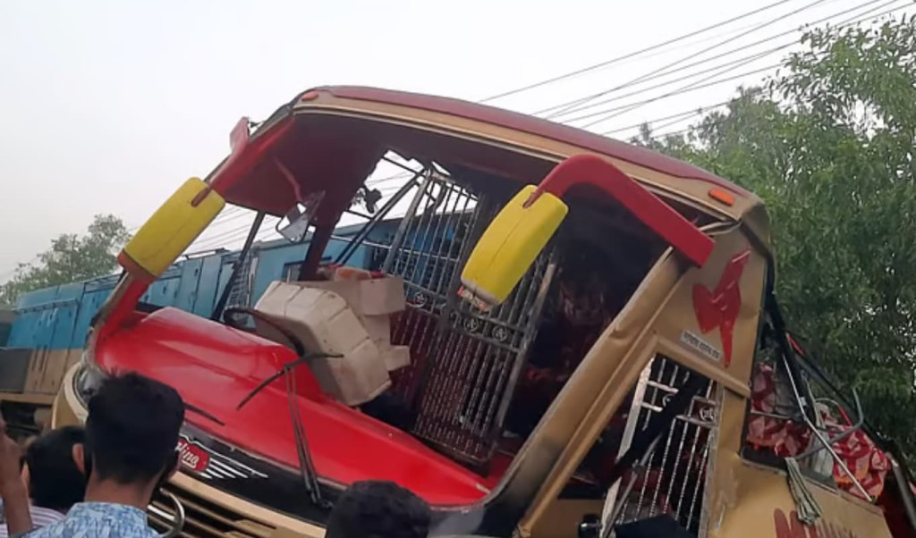 কুমিল্লায় রেলক্রসিংয়ে বাস-ট্রেন সংঘর্ষে নিহত ১২ 3 Midnight Collision at Comilla Rail Crossing Kills 12 কুমিল্লায় রেলক্রসিংয়ে বাস-ট্রেন সংঘর্ষে নিহত ১২