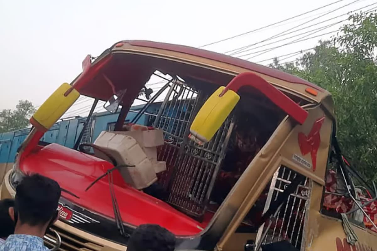 কুমিল্লায় রেলক্রসিংয়ে বাস-ট্রেন সংঘর্ষে নিহত ১২