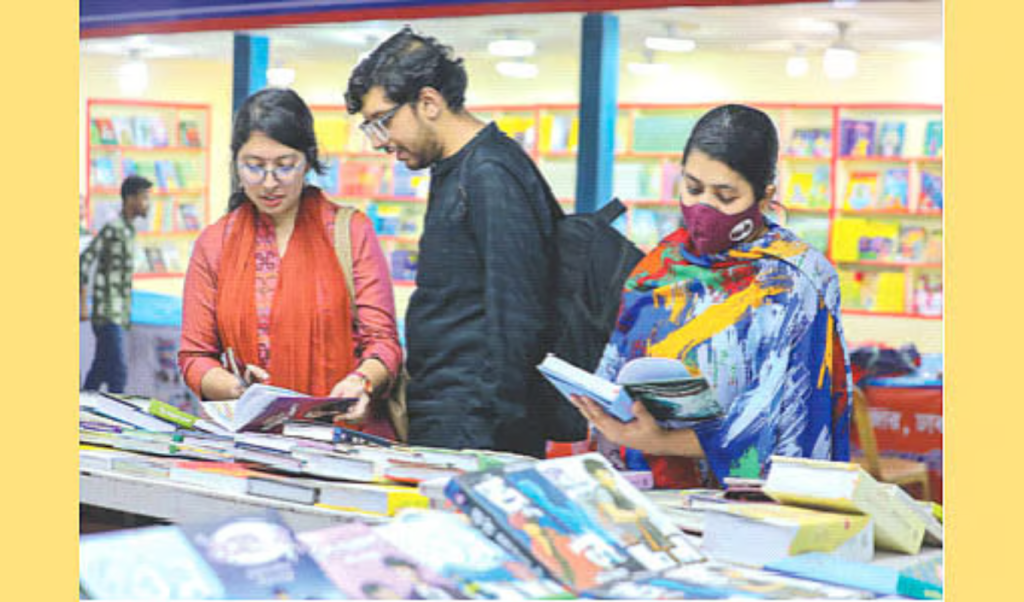 Readers Meander Through Book Fair ঘুরেফিরে বই কিনছেন পাঠকেরা