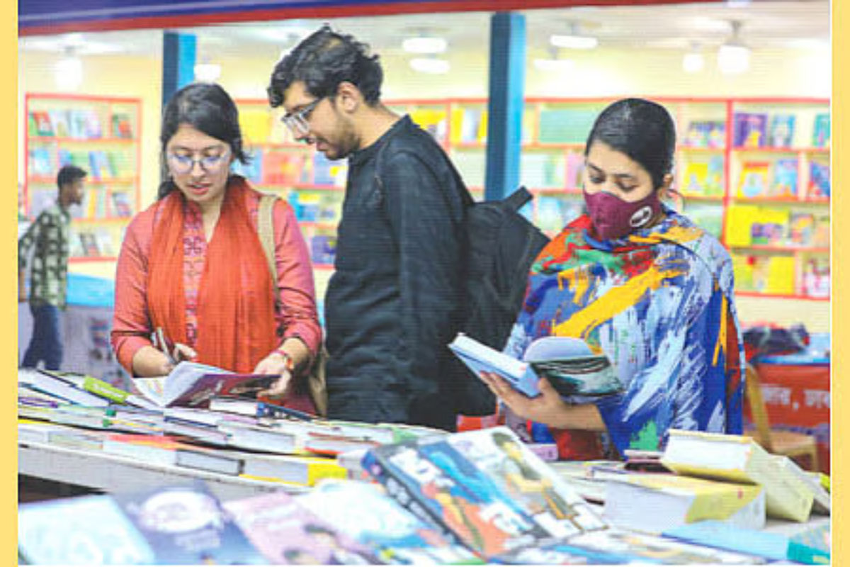 ঘুরেফিরে বই কিনছেন পাঠকেরা