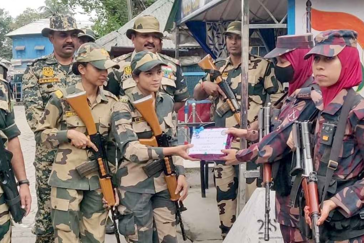 ঈদে হিলি সীমান্তে বিজিবি-বিএসএফের বন্ধুত্বপূর্ণ মিষ্টি বিনিময়