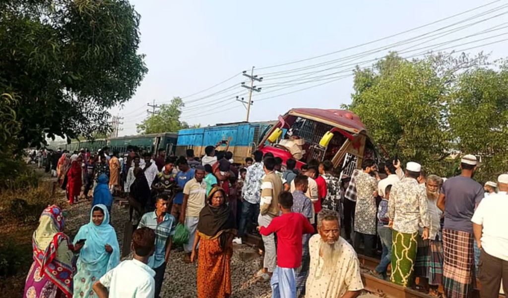 কুমিল্লা দুর্ঘটনায় গেটম্যান বরখাস্ত, দুটি তদন্ত কমিটি গঠন 3 Two Gatekeepers Suspended After Comilla Crash কুমিল্লা দুর্ঘটনায় গেটম্যান বরখাস্ত, দুটি তদন্ত কমিটি গঠন