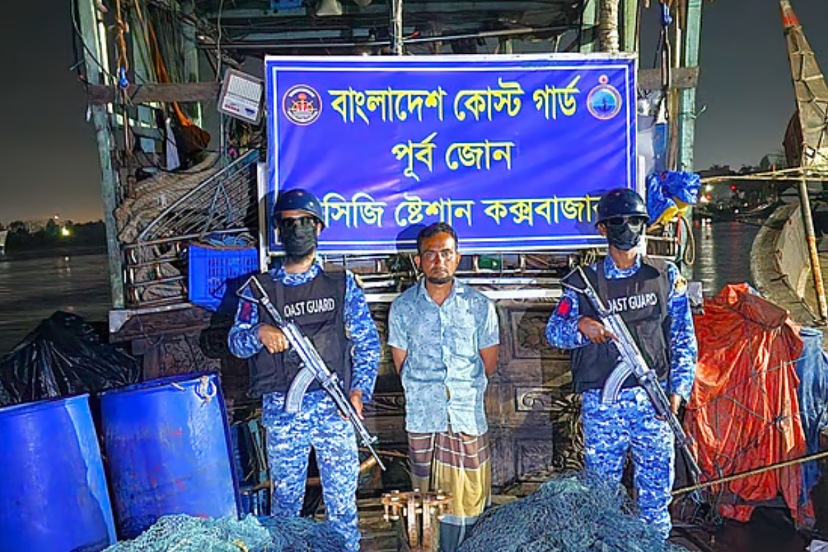 অবৈধ ট্রলিং বোট ও জালসহ জেলে আটক
