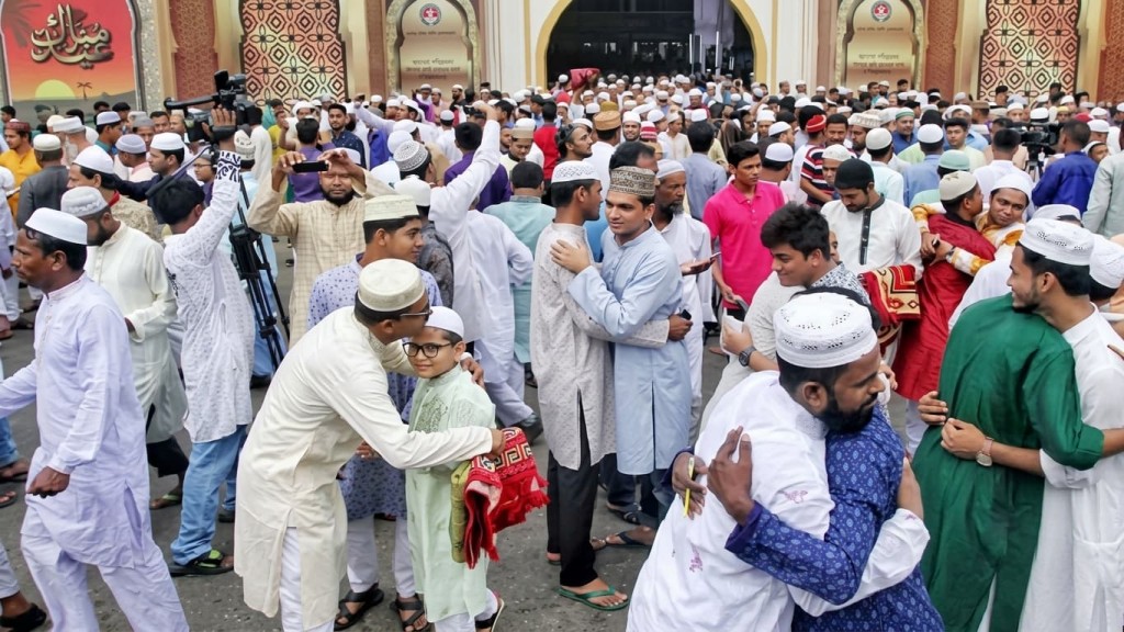 আজ ঈদ, উৎসব আনন্দে ভাসছে দেশ 3 আজ ঈদ, উৎসব আনন্দে ভাসছে দেশ