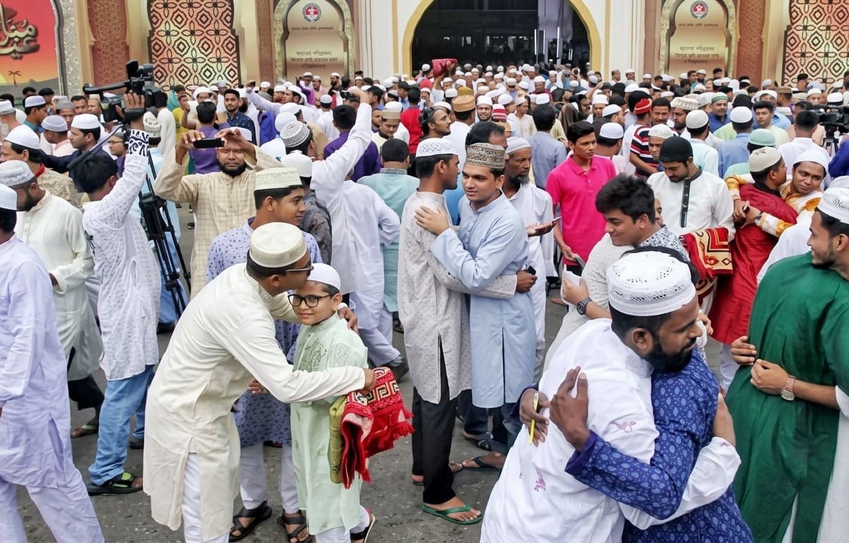আজ ঈদ, উৎসব আনন্দে ভাসছে দেশ