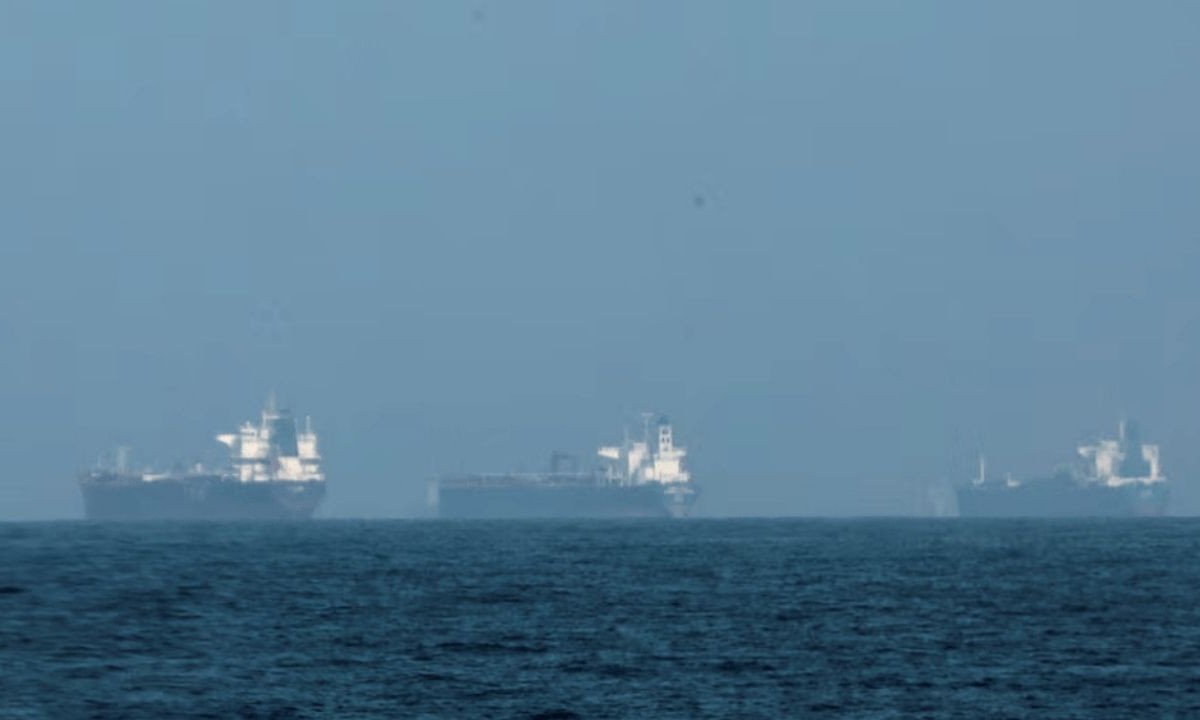আরব উপসাগরে রণক্ষেত্র: ২৪ ঘণ্টায় পাঁচ জাহাজে হামলা