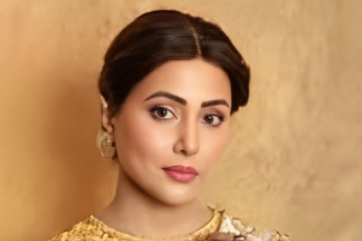 ইফতার অনুষ্ঠানে ভিড়ে বিরক্ত হিনা খান