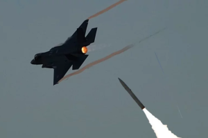 ইরানের আকাশে মার্কিন এফ-১৫ লক্ষ্যবস্তু ক্ষেপণাস্ত্র