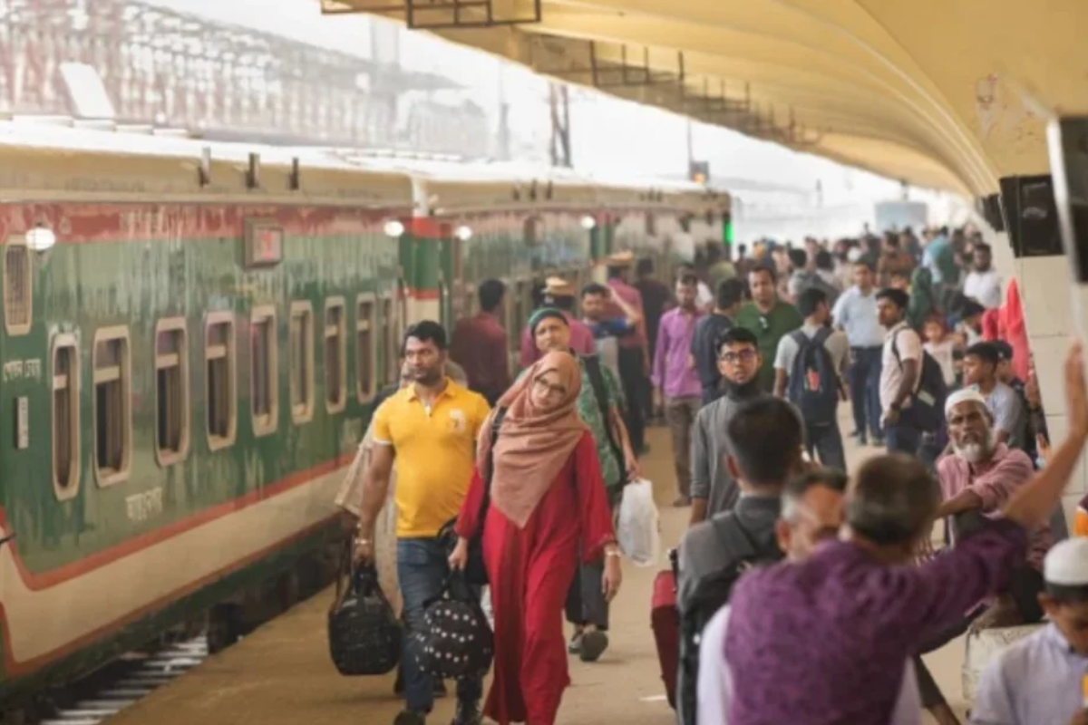 ঈদের দ্বিতীয় দিনে কমলাপুরে উপচে পড়া যাত্রী