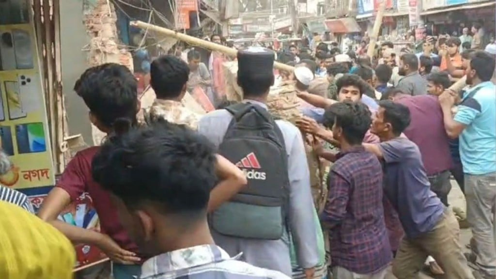 ঈদের পোশাক কিনতে গিয়ে মায়ের সামনেই প্রাণ গেল ফাহাদের ঈদের পোশাক কিনতে গিয়ে মায়ের সামনেই প্রাণ গেল ফাহাদের