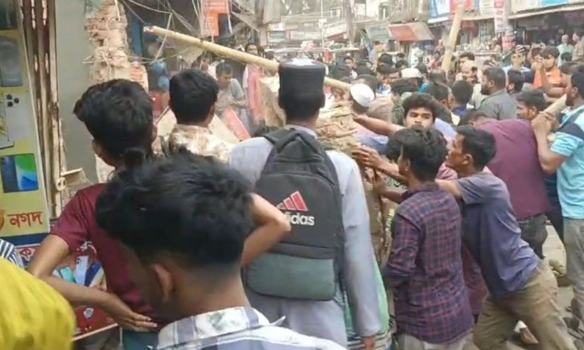 ঈদের পোশাক কিনতে গিয়ে মায়ের সামনেই প্রাণ গেল ফাহাদের