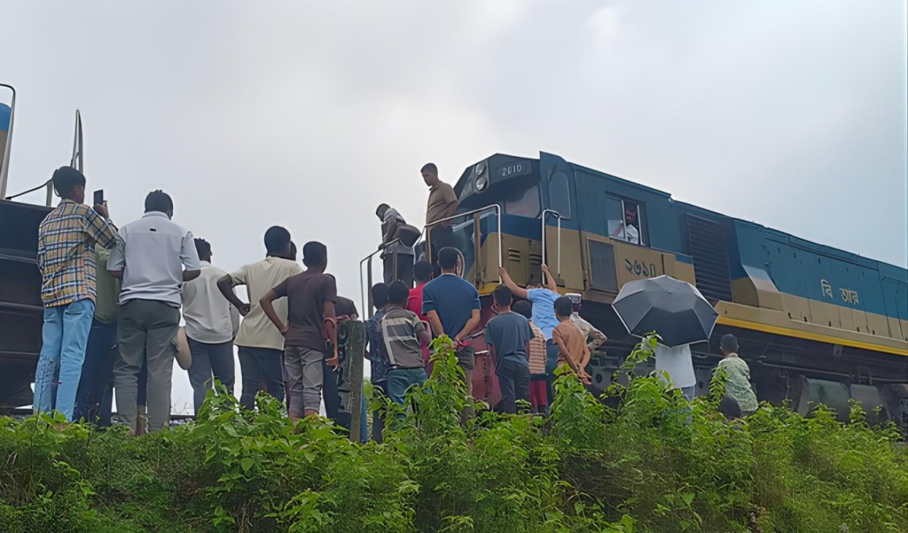 কমলগঞ্জে উপবন এক্সপ্রেসে আগুন যোগাযোগ বন্ধ কমলগঞ্জে উপবন এক্সপ্রেসে আগুন, যোগাযোগ বন্ধ