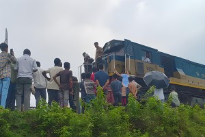 কমলগঞ্জে উপবন এক্সপ্রেসে আগুন, যোগাযোগ বন্ধ