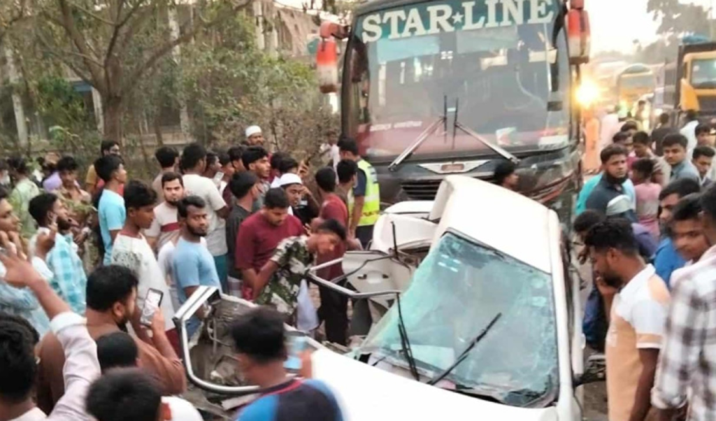 কুমিল্লায় প্রাইভেটকারে বাসের ধাক্কা চারজন নিহত কুমিল্লায় প্রাইভেটকারে বাসের ধাক্কা, চারজন নিহত