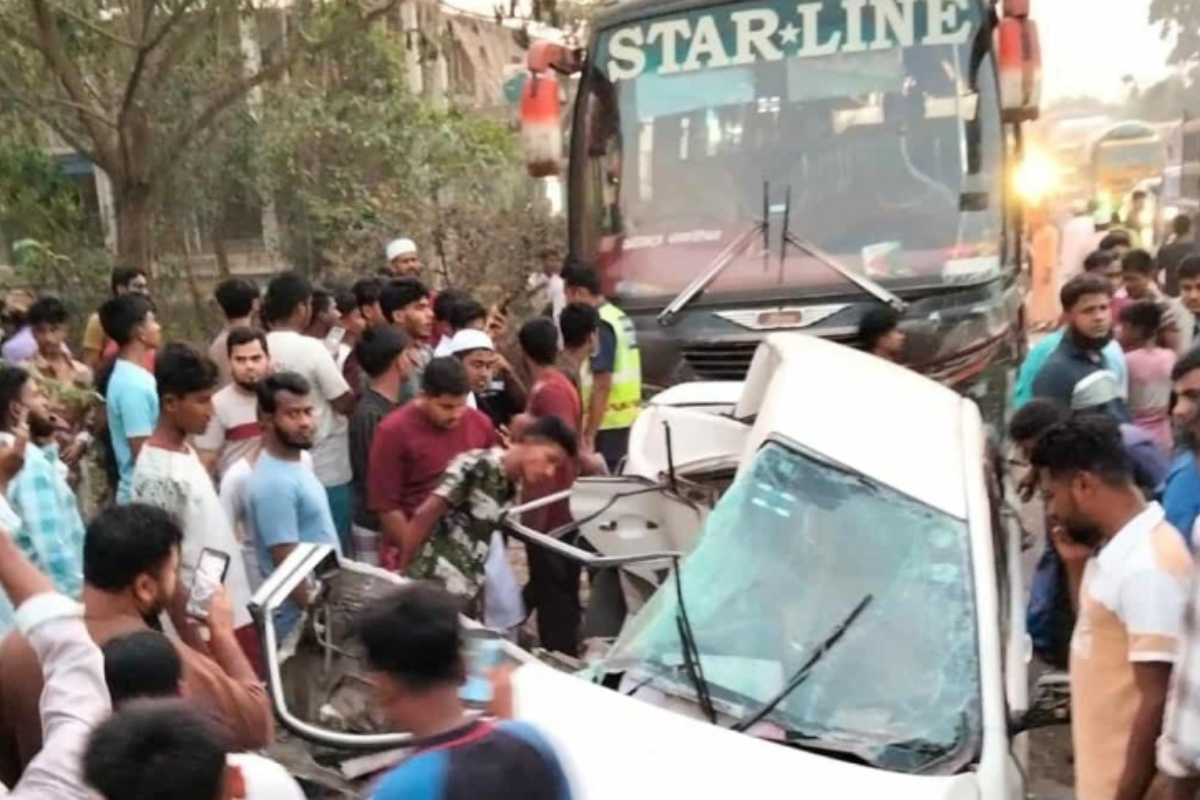 কুমিল্লায় প্রাইভেটকারে বাসের ধাক্কা, চারজন নিহত